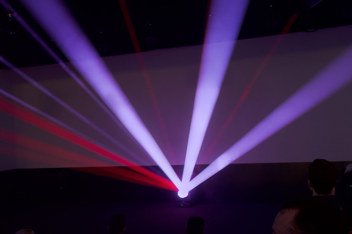 ClayPakyNews's tweet image. ReflectXion has a highly reflective 390x280mm mirror, featuring up to 99% reflectance without chromatic aberrations. It offers 540° PAN and continuous TILT movement at adjustable speeds. 

📌 Product page: claypaky.it/en/products/Re…

#claypakyvirtual #innovationroom #reflectxion