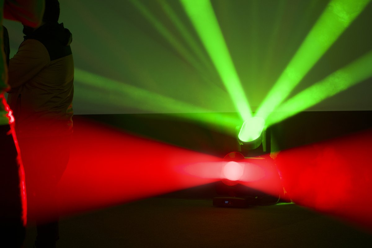 ClayPakyNews's tweet image. ReflectXion has a highly reflective 390x280mm mirror, featuring up to 99% reflectance without chromatic aberrations. It offers 540° PAN and continuous TILT movement at adjustable speeds. 

📌 Product page: claypaky.it/en/products/Re…

#claypakyvirtual #innovationroom #reflectxion