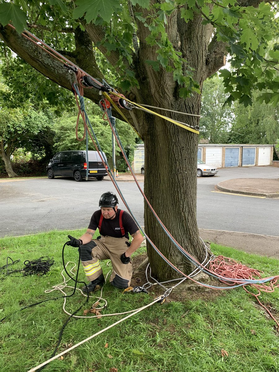 Full day of rope rescue training yesterday! Good to keep on top of cemplex rescue techniques, and good to let the Station Officer have a go! <a href="/HertsFRSControl/">Herts Fire Control</a> <a href="/StortfordGW/">Stortford Fire GW</a> #RopeRescue #firefighters