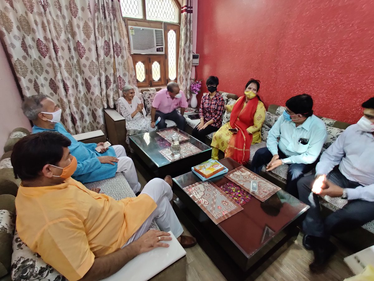 kusumtomar4's tweet image. श्रीजा छाबरा जो कि मेरे वार्ड बाबरपुर की एक होनहार और मेधावी छात्र है, 10वी कक्षा में 99.8% लाकर पूरे देश मे बाबरपुर का नाम किया है, मै सांसद @ManojTiwariMP जी के साथ श्रीजा के घर गयी और उसे बधाई दी, श्रीजा की इच्छा है कि वो @narendramodi जी से मिले #cbsetopper #CBSE10thRESULT