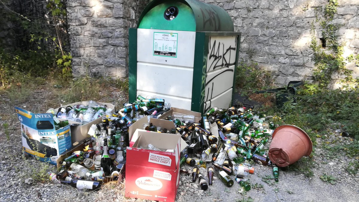 Container à verre à côté du camping