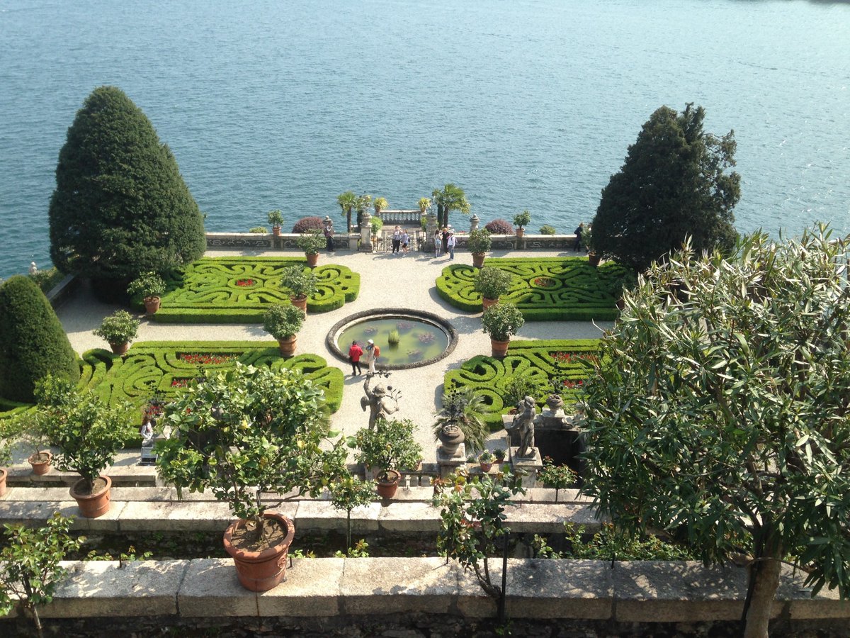 turistipercaso's tweet photo. #LagoMaggiore, una gita alle Isole #Borromee! Tra cultura, bellezza diffusa e  giardini fioriti... nel #diariodiviaggio di Sissi89 https://t.co/zgTFK9BWRX https://t.co/bKUTwVsMZh