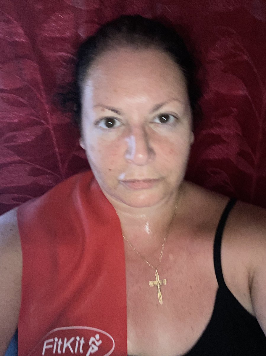 Fabiamariacerra's tweet photo. #FridayMotivation #fridaymorningworkout 💪🏼👟👟🎶#HIIT #Resistanceband https://t.co/KH7W1OTUCW