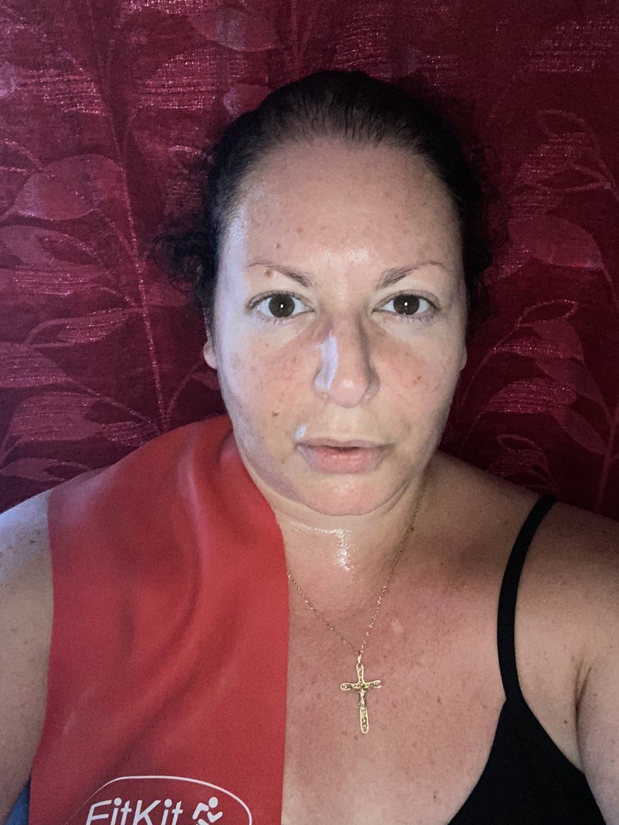 Fabiamariacerra's tweet photo. #FridayMotivation #fridaymorningworkout 💪🏼👟👟🎶#HIIT #Resistanceband https://t.co/KH7W1OTUCW