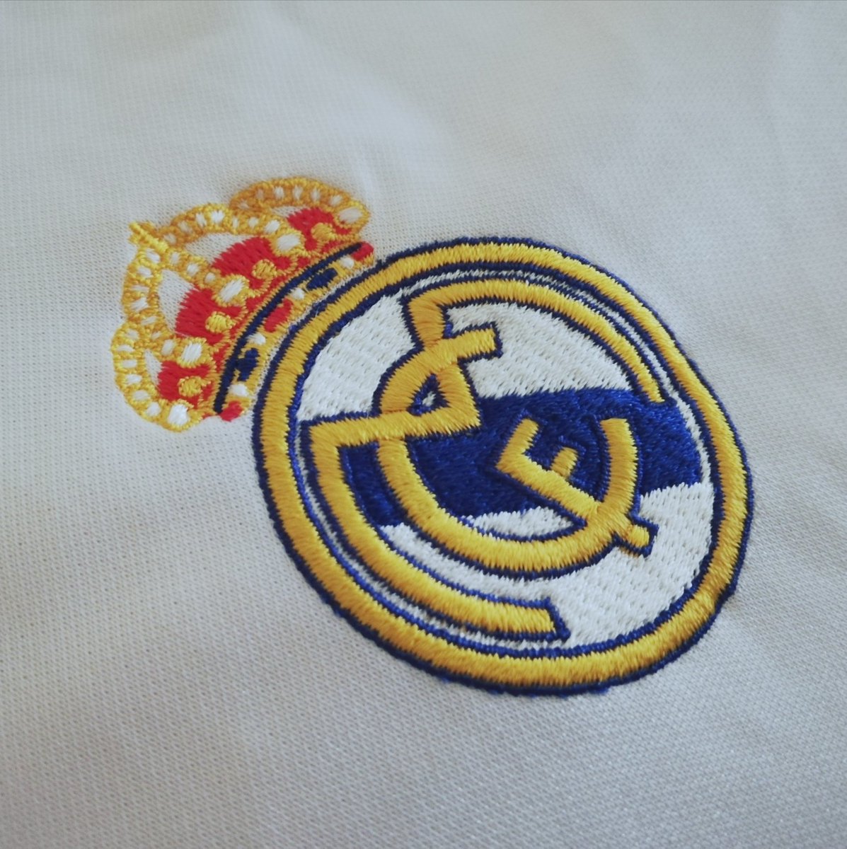 kitfanatic's tweet photo. 👕 SHIRT OF THE DAY 👕

🏆 Campeones!

@realmadriden secured a 34th @LaLigaEN last night so here's a throwback to 04/05 - classy @adidasfootball home kit, shorts and socks to match👌

Club legend @RaulGonzalez 7 on the back.. love that typeface!

#fullkitfriday #kitfanatic ⚽👕 https://t.co/Zvqyl5pdlR