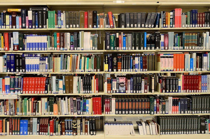 GossipRoomOff's tweet photo. À Ankara, en Turquie, les éboueurs ont eu la bonne idée de récupérer les ouvrages jetés aux ordures pour constituer une bibliothèque publique installée dans une usine à l’abandon. Plus de 4750 ouvrages y sont aujourd'hui référencés et le lieu est ouvert à tous ! 🇹🇷📚 https://t.co/RYf6oqCxQR