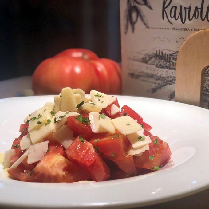 RaviolinaSS's tweet photo. Insalata di pomodoro
El mejor tomate de nuestras huertas, con de aceite de oliva virgen extra, escamas de sal y parmiggiano
Reserva aquí https://t.co/tBZnzhyGAv o por mail: rte.raviolina@gmail.com
Ci vediamo #Donostia #ParteVieja
Buon appetito #gipuzkoa #gastronomia & #cocktel https://t.co/yvVgZJWCTN