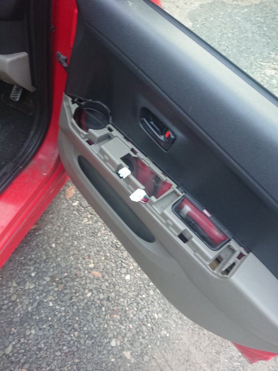 車のパワーウィンドウ修理不可能やな 基盤とモーターは問題ないが スイッチの内部がお釈迦になっとるわ スイッチが正規の位置から落ちてるから 内部で折れたかわからんが とりあえずは社外品に変えよう ツイレポ 車のパワーウィンドウ修理不可能やな 基盤とモーターは問題ないが スイッチの内部がお釈迦になっとるわ スイッチが正規の位置から落ちてるから 内部で折れたかわからんが とりあえずは社外品に変えよう ツイレポ