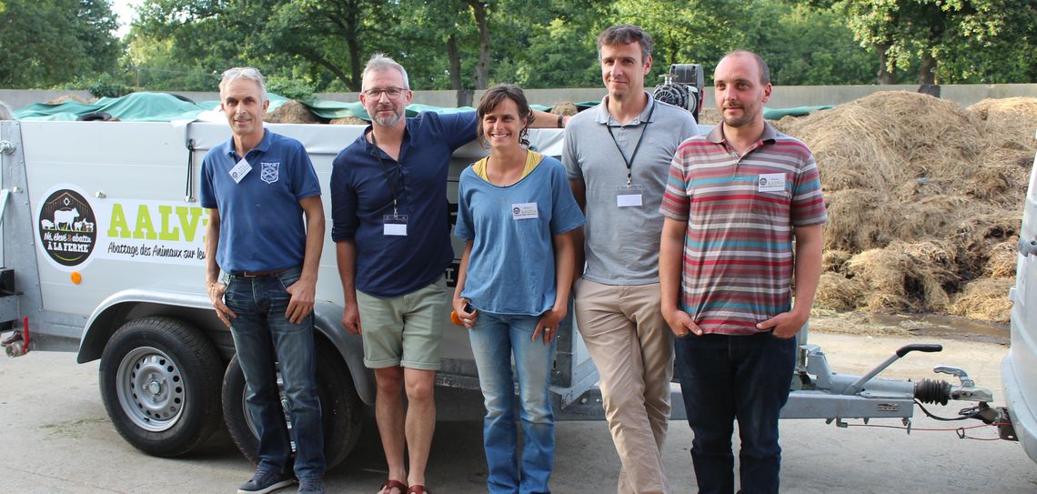 L'abattage à la ferme est actuellement interdit. Un projet monté par des éleveurs a néanmoins reçu l'aval du ministère de l'Agriculture. Le moindre stress pour les animaux et la préservation des élevages locaux sont mis en avant par les éleveurs.

campagnesetenvironnement.fr/des-eleveurs-s…