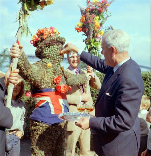 NtlMuseumsScot's tweet photo. Missing your local Gala Day this year? ๐ข Revisit this blog from our Library and Information Assistant, Ross Anderson, that celebrates a Scottish summer staple. The resource of images and film delves into the history of the tradition ๐ธ
๐ https://t.co/rTqD2JBN1m https://t.co/yXLQD9E0Ls