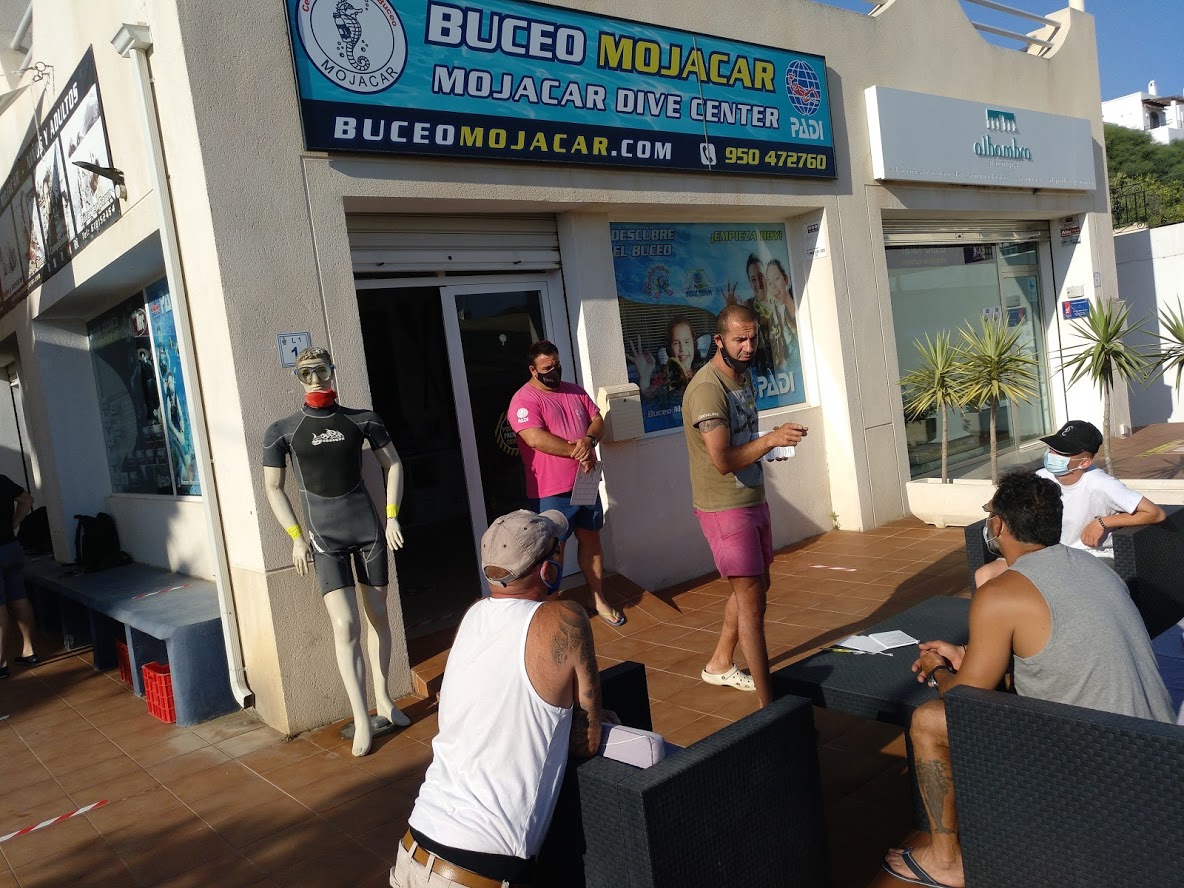 GoPro_Dive's tweet photo. Pedro poniendo a punto a los candidatos a Instructor del último IDC del que se suspendió el examen por culpa del COVID19. En breve #PADI reanuda los exámenes a instructor y nuestros candidatos deben del ir al 100% como siempre. https://t.co/GTi8vViCXZ