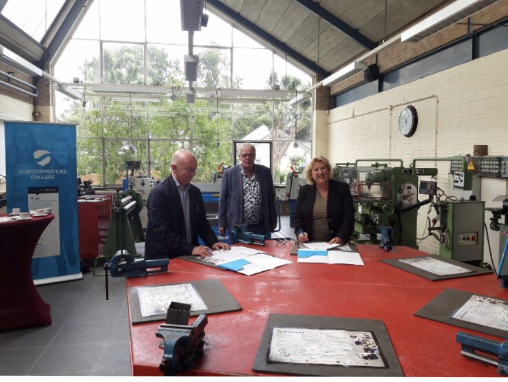 vvdkrimpenerwrd's tweet photo. Gisteren ondertekenden wethouder @BoereRia en Jeroen Geurst overeenkomst voor ontwerp nieuwbouw #Schoonhovens College en sporthal #DeMeent 🏫 🏀 | https://t.co/w9c6nz87Yl https://t.co/nTUaBp3uLK