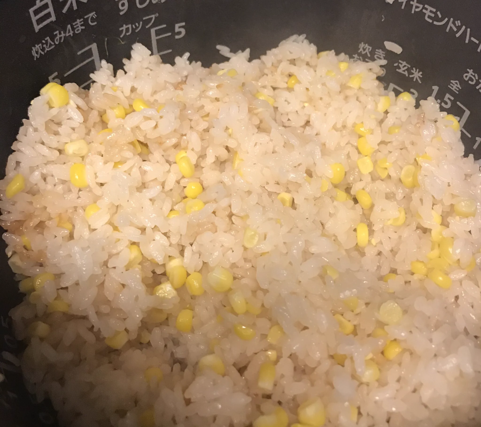 作ってみました
とうもろこし1本芯も入れて炊きました
良い香り〜💕
おこげもできました👍  