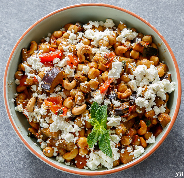 Aubergine met feta, cashewnoten en ras el hanout.
carolinebrouwer.blogspot.com/2020/07/auberg…