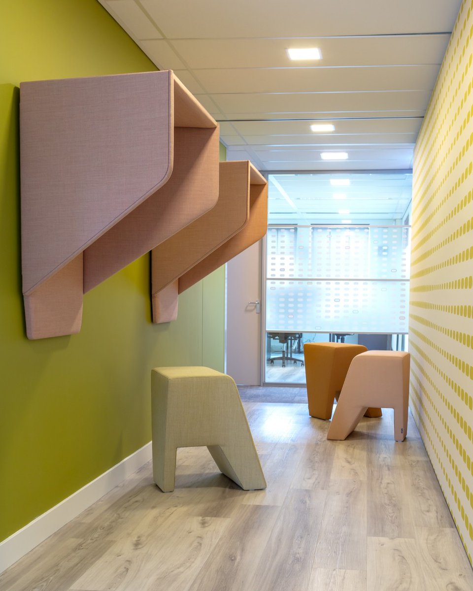 With the minimal design of the OffSize, Léon de Lange finally brings comfort to impromptu meetings and surprising encounters. OffSize also helps to foster connection, collaboration and the generation of innovative ideas 💡.

#OffSize #dutchdesign #futureprooff #wellbeingatwork