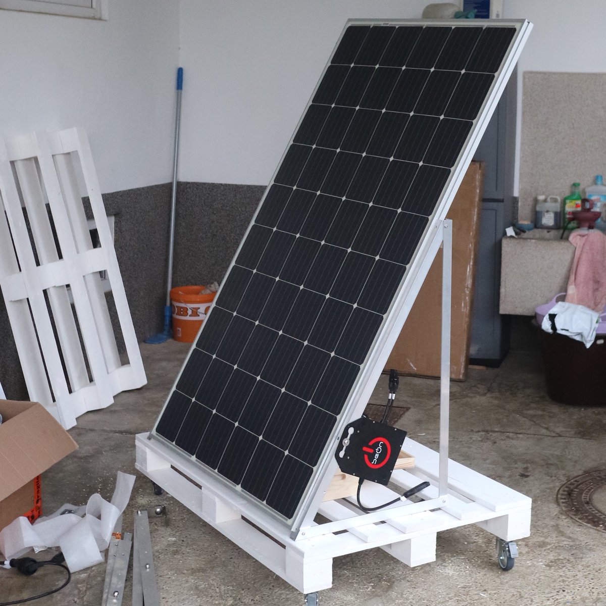 balkonsolar's tweet photo. Für die Stadt @freiburg haben wir ein mobiles #Balkonsolar–Gerät gebaut. Das kann dann zukünftig auf Messen und bei anderen Gelegenheiten gezeigt werden. Wechselrichter: @BeONenergy Solarpanel: 8 kg, 300wP von #Sunman.
#micropv #solarenergy #solar #palettenmöbel #F4F #paletten https://t.co/Gxw09mnzEW