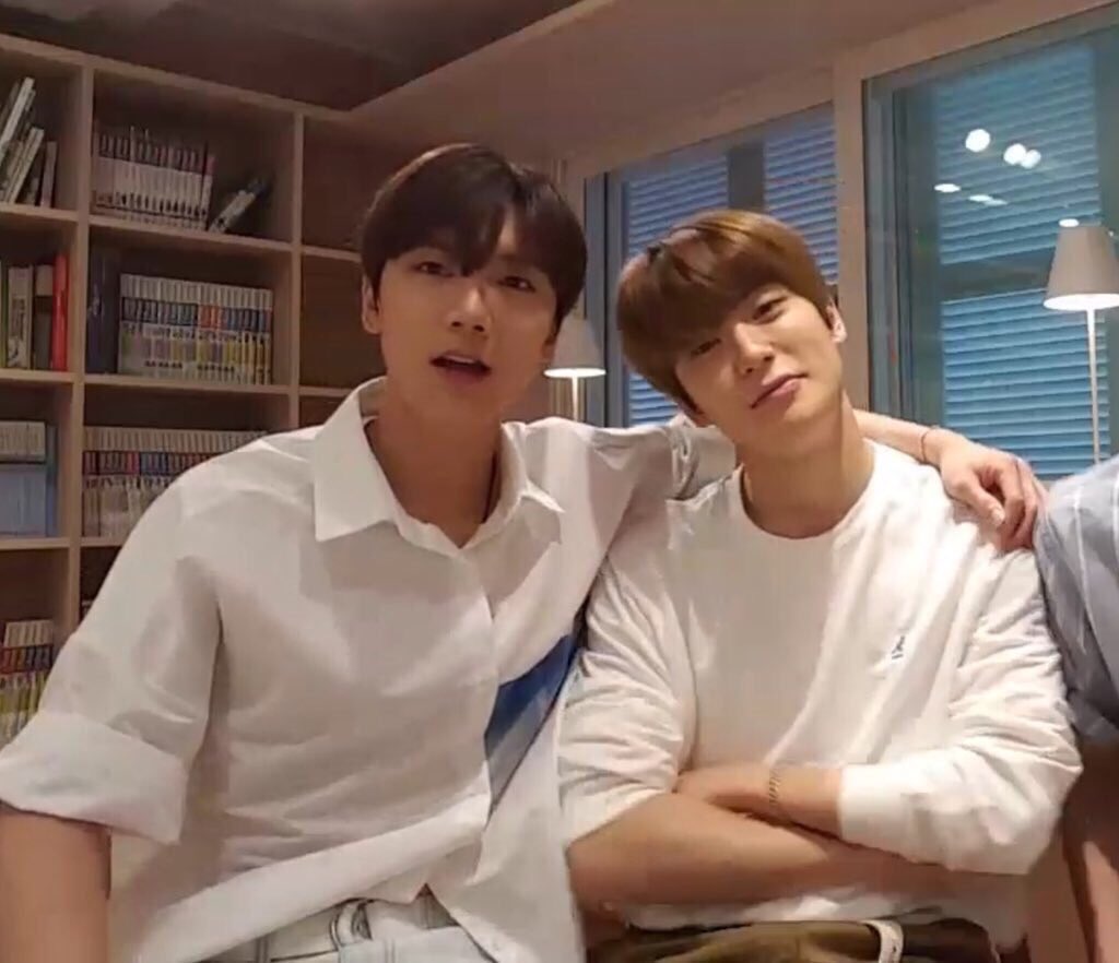 bourbonjourr's tweet photo. โดนโอบหรือโอบเองก็หน้าขิงเหมือนเดิม #jaeten https://t.co/iFtYPHk71U