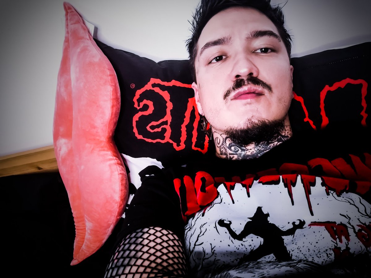 livingdeadboy19's tweet photo. 🌹💋👽 https://t.co/GJ9z66IY71