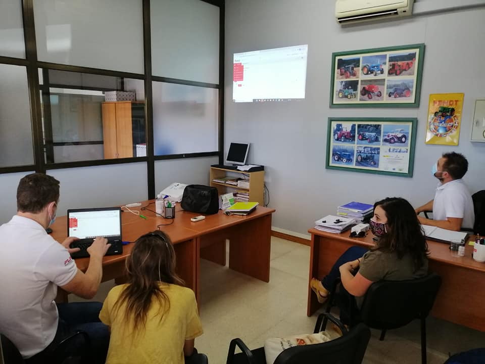 AgrisatSl's tweet photo. Ayer mantuvimos una reunión con @AGCO-Corporation y @agrocampo Albacete para conocer nuevas herramientas que facilitan nuestra labor en la transmisión de #mapasdeprescrición para equipos de #dosisvariable
#agriculturadeprecision #fertimaps #AgriSatwebGIS #fendt #masseyferguson https://t.co/ngqy0gSqxJ