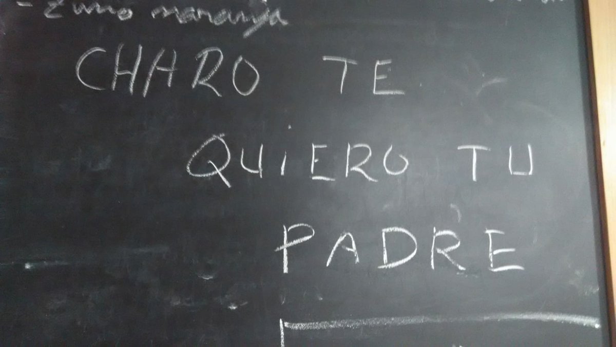 larotesmeyer's tweet photo. Vino una mañana a recoger unas cosas y yo no estaba.
Se llevó los cacharros y a cambio me dejó su amor en la pizarra.
85 años tiene.
Mis padres me hacen creer que el mundo sigue mereciendo la pena por personas como ellos.♥️ https://t.co/agW7JJCB3j