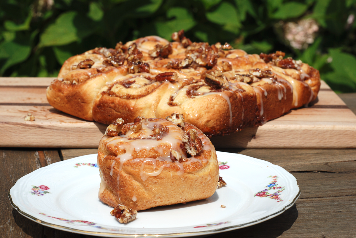 Dit is zo onwaarschijnlijk lekker en deze pecan-kaneelbroodjes zijn helemaal niet moeilijk om te maken. Zeker als je net als ik gek bent op kaneel, dan is dit het recept voor jou! de-keuken-van-suus.chef99.nl/a/418/pecan-ka…