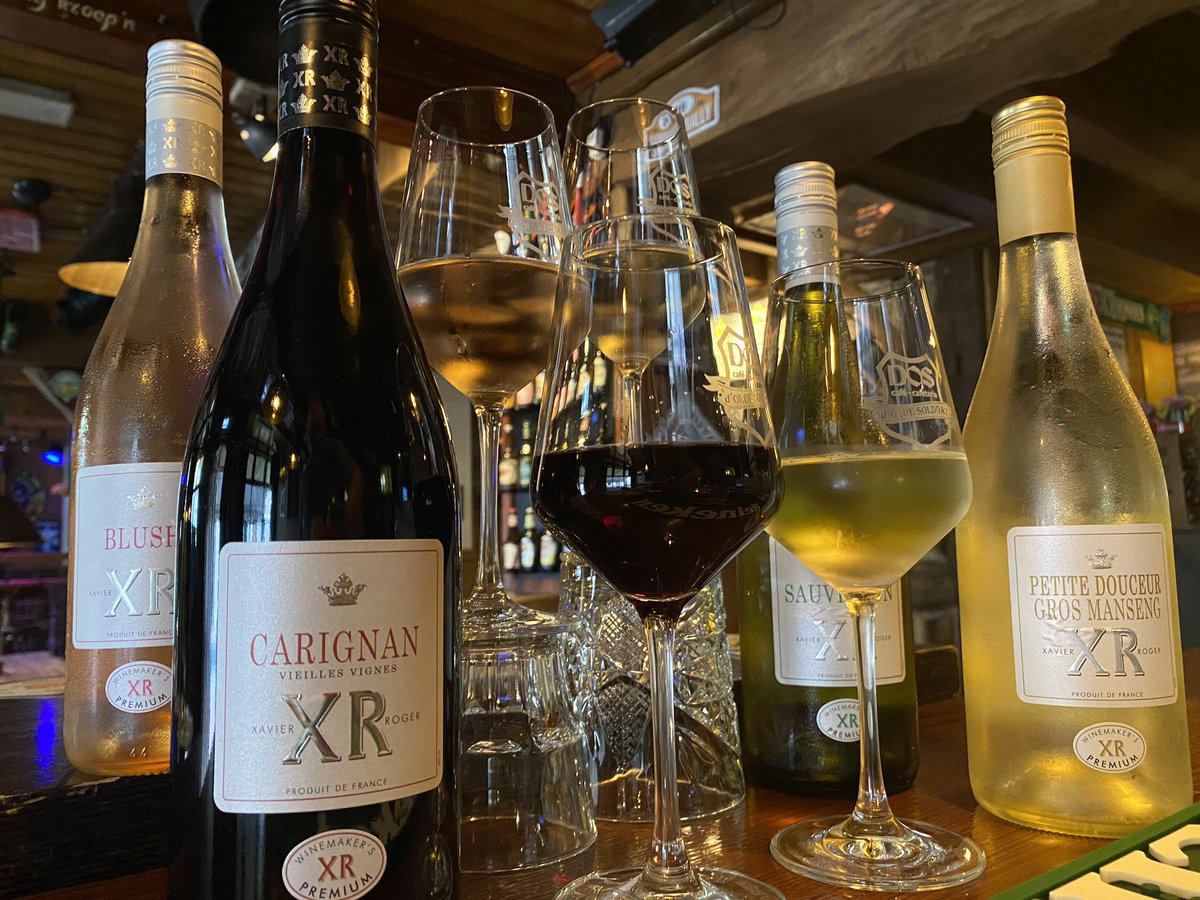 DoldeSoldoat's tweet photo. 🍷 Onlangs zijn onze oude wijnen vervangen door vier XR wijnen van @VinoGenemuiden en, dit trotse setje van vier verdiend natuurlijk ook een serieus glas..😃🍷proost 

#zoetewitte #drogewitte #rode #rosé @doslogoophetglasmooiman 
@VGenemuiden https://t.co/91FvkvUQ05