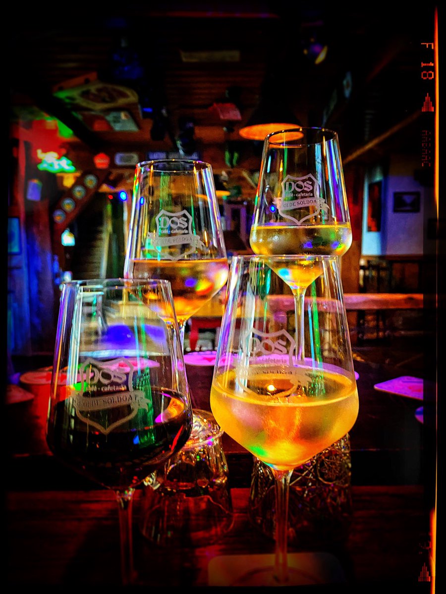 DoldeSoldoat's tweet photo. 🍷 Onlangs zijn onze oude wijnen vervangen door vier XR wijnen van @VinoGenemuiden en, dit trotse setje van vier verdiend natuurlijk ook een serieus glas..😃🍷proost 

#zoetewitte #drogewitte #rode #rosé @doslogoophetglasmooiman 
@VGenemuiden https://t.co/91FvkvUQ05