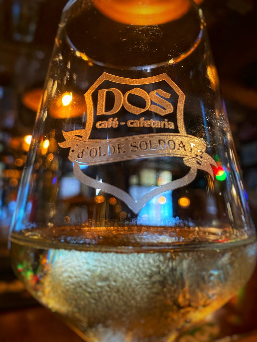 DoldeSoldoat's tweet photo. 🍷 Onlangs zijn onze oude wijnen vervangen door vier XR wijnen van @VinoGenemuiden en, dit trotse setje van vier verdiend natuurlijk ook een serieus glas..😃🍷proost 

#zoetewitte #drogewitte #rode #rosé @doslogoophetglasmooiman 
@VGenemuiden https://t.co/91FvkvUQ05