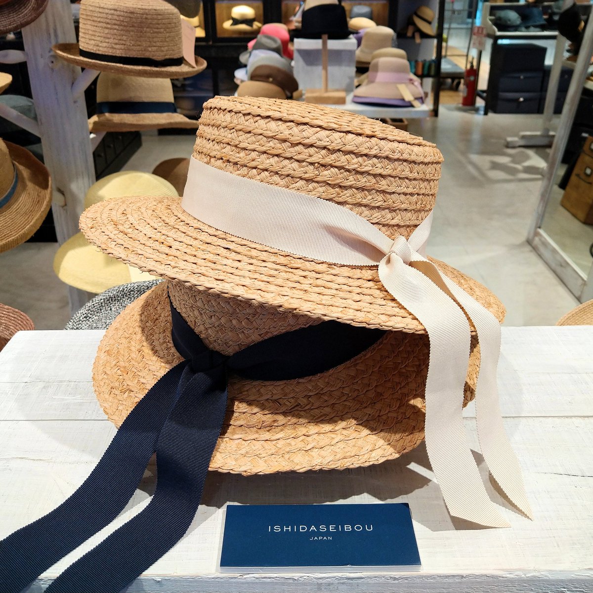 ISHIDAhiroshima's tweet photo. カンカン帽、キャノチェ、ボーターハット…お好みで呼んでください👒✨
·
·
·
·
·
#石田製帽 #ishidaseibou #麦わら #麦わら帽子 #strawhat #帽子 #ハット #hat #ブレードハット #braidhat #手仕事 #handmade #帽子好き #ハットコーデ #madeinjapan #ジアウトレット広島 #theoutletshiroshima https://t.co/MecxO6xGtr