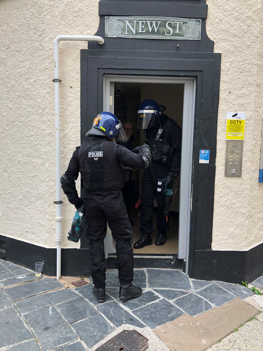 A Section had an early start this morning carrying out 3 separate Misuse of Drugs Act warrants on the Barbican. Positive result 🙌This is great news for our community. Please continue reporting. #dontgetupwewillletourselvesin <a href="/DC_Police/">Devon & Cornwall Police</a> @PC312Freshwater <a href="/PCSO30747/">PCSO Debbie Hollinson</a>  @sgtjoff