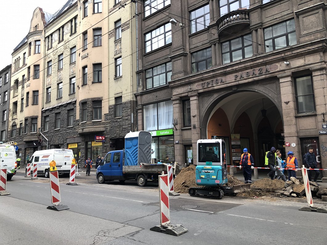 Kādēļ bija nepieciešams slēgt Tērbatas ielu BRĪDĪ, kad tiek remontēta Čaka iela? Šis nav prātīgs lēmums zinot, ka gan Barona, gan citās ielās valda remonta izraisītie sastrēgumi.