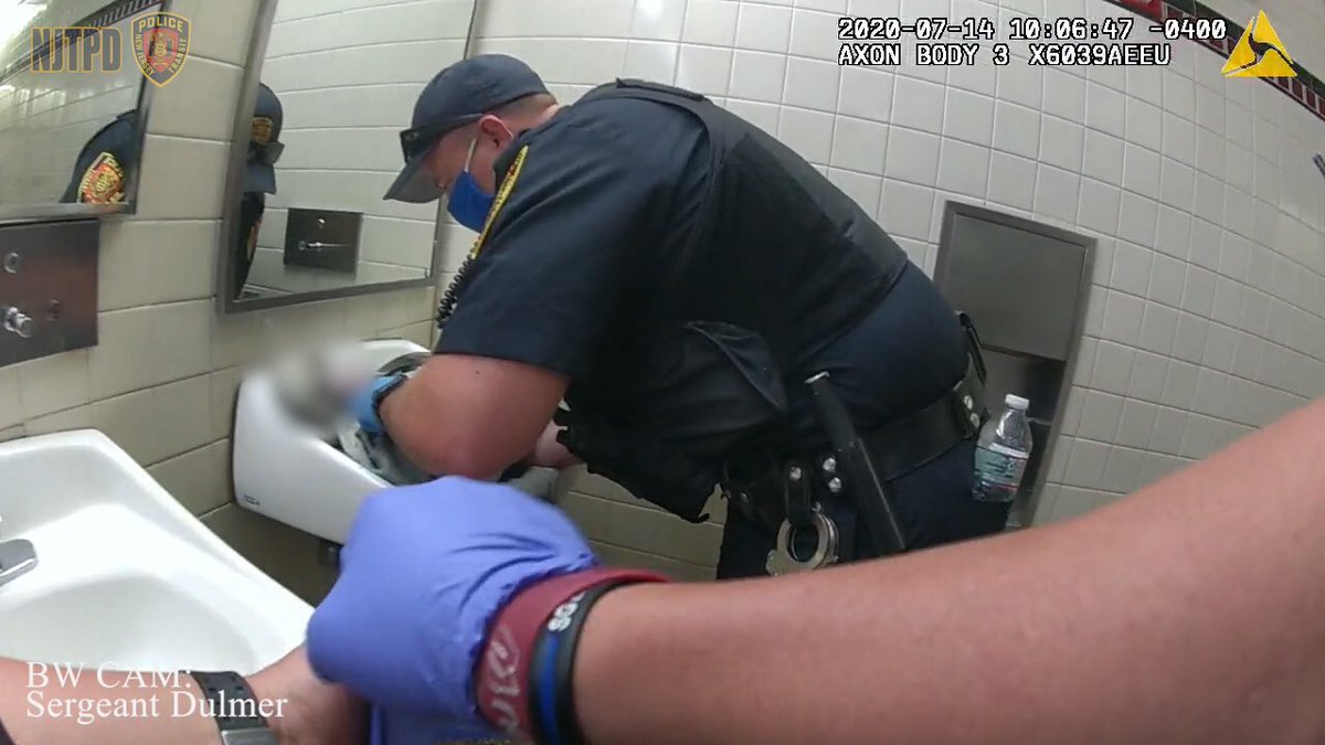 NJTransitPolice's tweet photo. New Jersey Transit Police perform CPR to save a lifeless baby

Watch this video to see NJTPD officers use teamwork, life-saving skills and a police vehicle to save the life of a newborn baby:

 https://t.co/fYGHIC5AEP via @YouTube

#NJTPD #news #police #baby https://t.co/gW9eNGaaFf