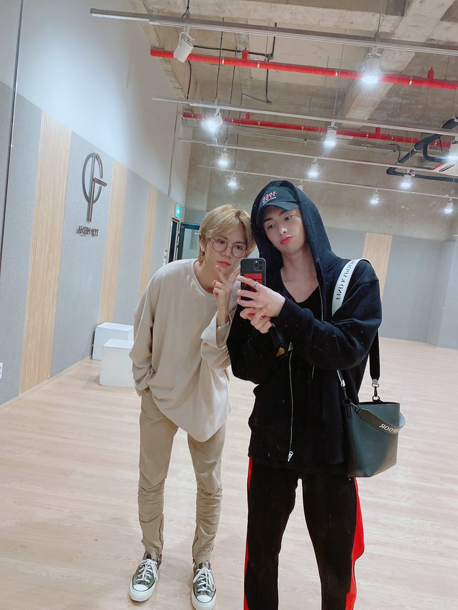 UP10TION's tweet photo. 브이앱에서 봐😚 #환희 #hwanhee #샤오 #xiao https://t.co/GOkoXEc4Jl