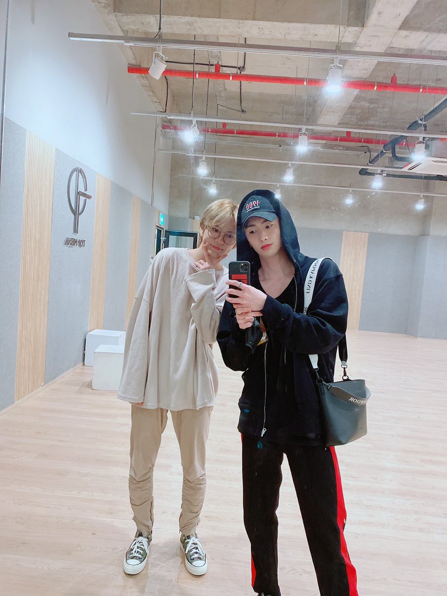 UP10TION's tweet photo. 브이앱에서 봐😚 #환희 #hwanhee #샤오 #xiao https://t.co/GOkoXEc4Jl