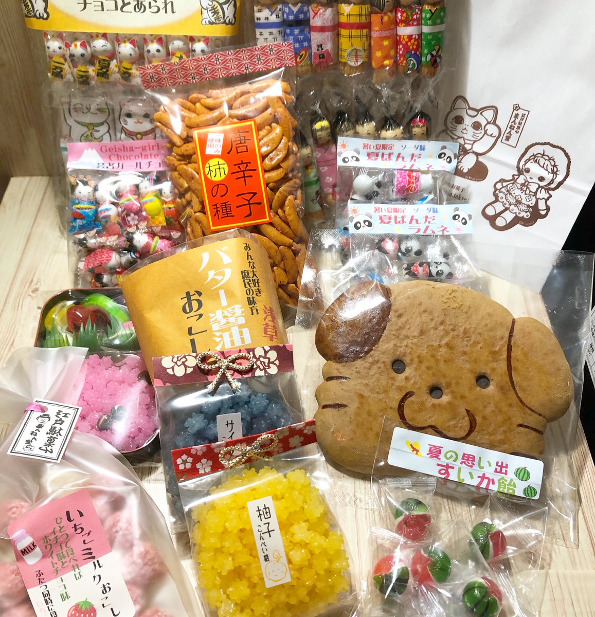 nyadleeh's tweet photo. まんねん堂さんの夏のお菓子箱も届きましたー♪
箱にみっちり可愛い江戸駄菓子、夏らしい賑やかな感じで良き🍉🎇
#まんねん堂 #江戸駄菓子 #夏駄菓子 #japanesesnacks #traditionalsnack #dagashi
https://t.co/EpqsMLw5wn https://t.co/ykPEUxii5f