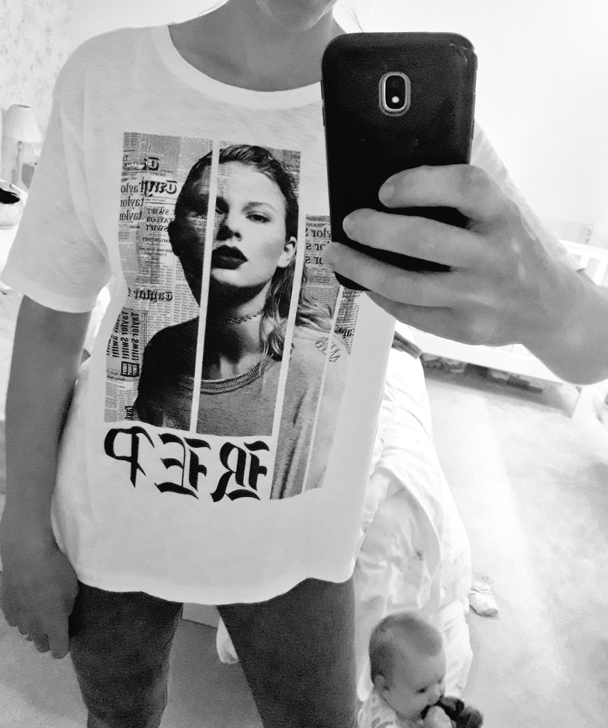 mrsedwards10's tweet photo. BIIIIIIIG reputation ✌🏻 super chuffed my #repmerch finally arrived 🥰 baby eating socks on the floor 🤦🏻♀️🤦🏻♀️🤦🏻♀️ xxx @taylorswift13 @taylornation13 https://t.co/oxtJErSSE5