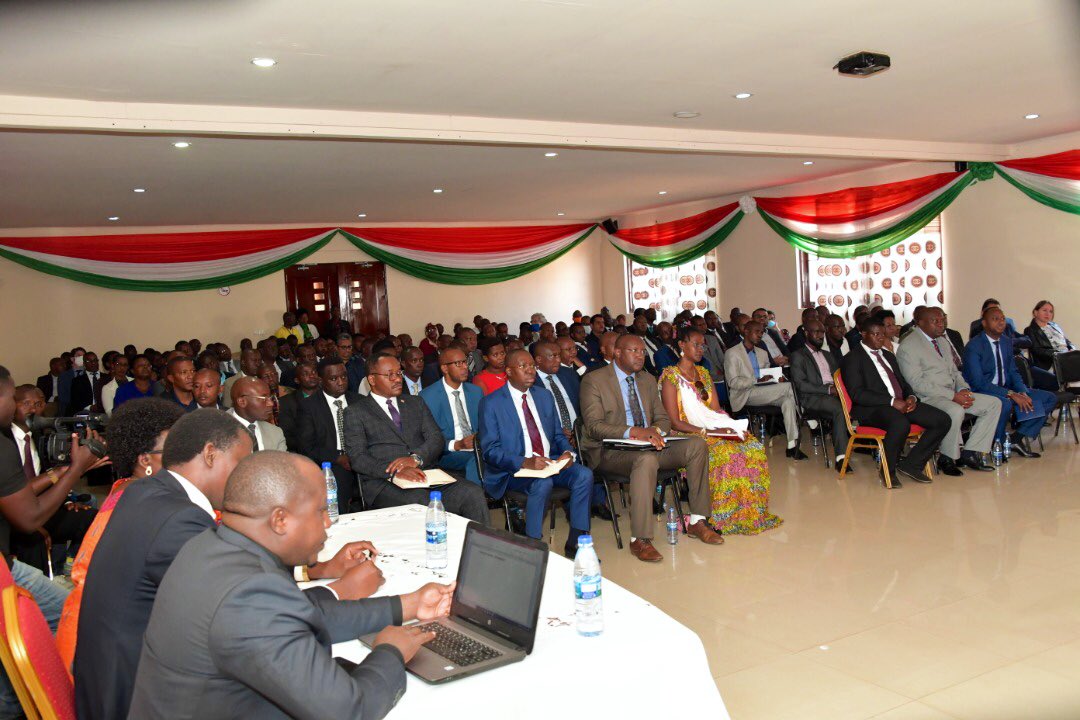 BurundiNet1's tweet photo. #Burundi2027 La couleur de l'ère de la réponse à l'impératif de développement socio-économique au #Burundi avec les valeurs d'implication de tous: le Chef de l'Etat @GeneralNeva rencontre les Investisseurs/Opérateurs économiques du secteur privé. #BurundiDev https://t.co/bIVXRIrgQV