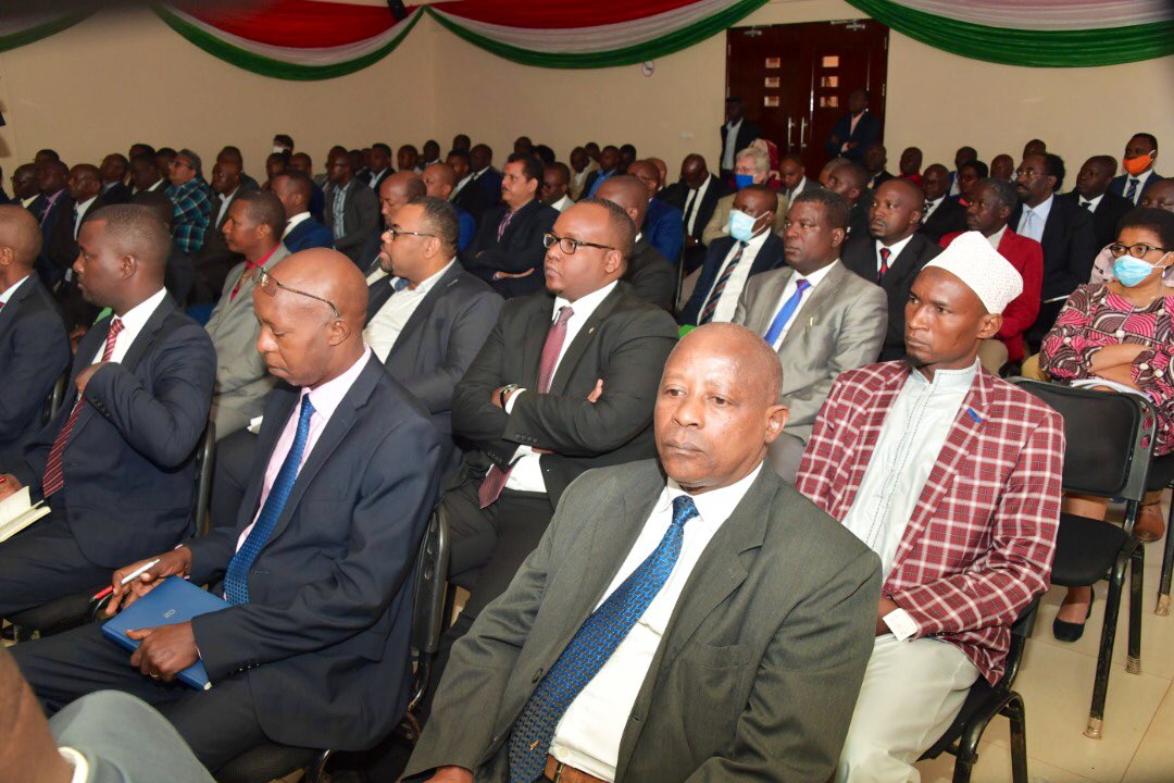 BurundiNet1's tweet photo. #Burundi2027 La couleur de l'ère de la réponse à l'impératif de développement socio-économique au #Burundi avec les valeurs d'implication de tous: le Chef de l'Etat @GeneralNeva rencontre les Investisseurs/Opérateurs économiques du secteur privé. #BurundiDev https://t.co/bIVXRIrgQV