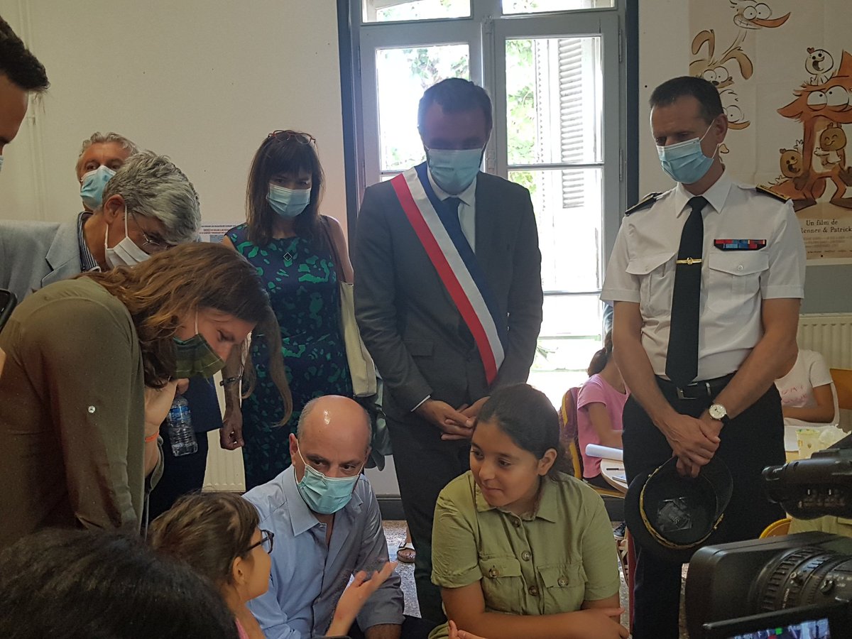 PresseMTP's tweet photo. 🔴@delafosse2020, @jmblanquer & @RoxaMaracineanu échangent avec les enfants sur les ateliers « vacances apprenantes » proposés par Montpellier Méditerranée Métropole Taekwondo #3MTKD à la Maison pour Tous Colucci dont les colonies, l'ALSH apprenant, les animations #DirectMTP https://t.co/hJuozdgolq