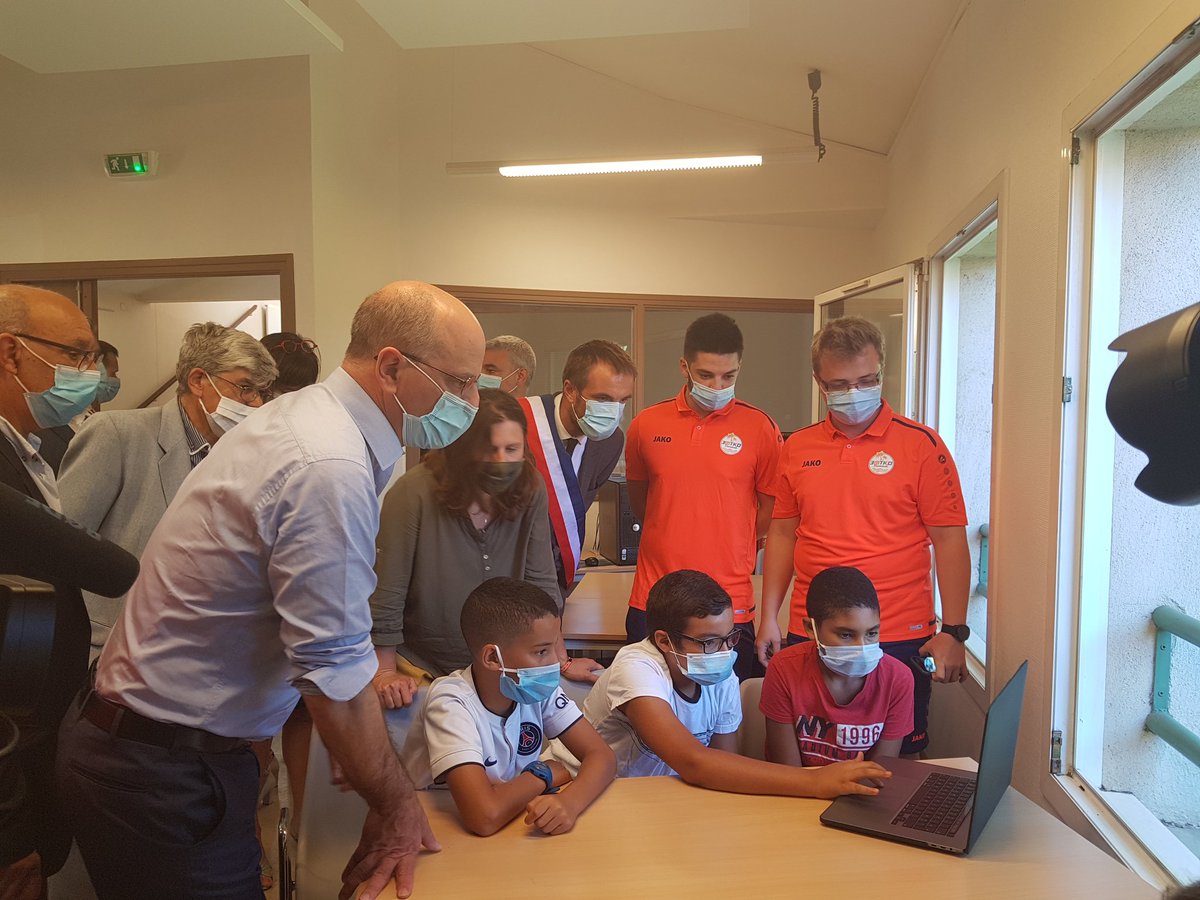 PresseMTP's tweet photo. 🔴@delafosse2020, @jmblanquer & @RoxaMaracineanu échangent avec les enfants sur les ateliers « vacances apprenantes » proposés par Montpellier Méditerranée Métropole Taekwondo #3MTKD à la Maison pour Tous Colucci dont les colonies, l'ALSH apprenant, les animations #DirectMTP https://t.co/hJuozdgolq