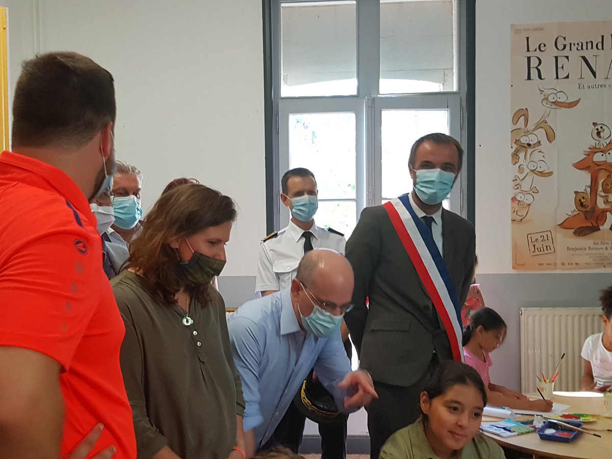 PresseMTP's tweet photo. 🔴@delafosse2020, @jmblanquer & @RoxaMaracineanu échangent avec les enfants sur les ateliers « vacances apprenantes » proposés par Montpellier Méditerranée Métropole Taekwondo #3MTKD à la Maison pour Tous Colucci dont les colonies, l'ALSH apprenant, les animations #DirectMTP https://t.co/hJuozdgolq