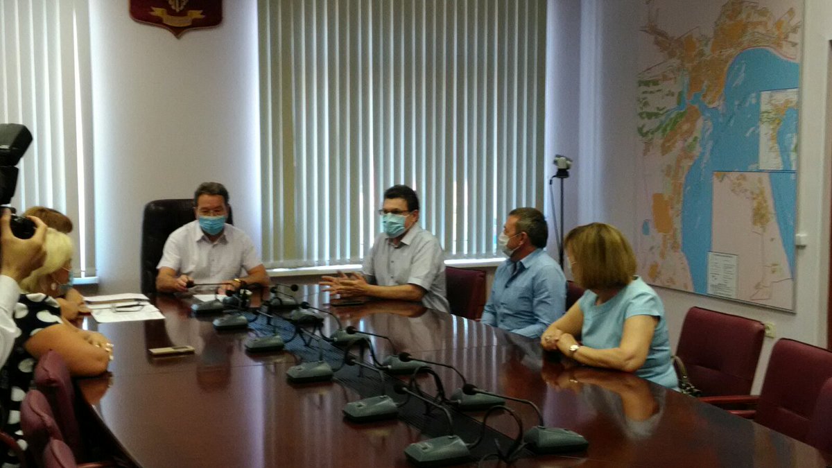 samocmp's tweet photo. Глава го Сызрань Н.Лядин и гл.врач СОЦМП А.Муравец подвели итоги очередного этапа акции ЖивиЛегче, направленной на снижение смертности и формирование ЗОЖ в рамках направления Укрепление общественного здоровья Нацпроекта Демография. 13 команд Сызрани показали блестящие результаты! https://t.co/5192YbTs0J
