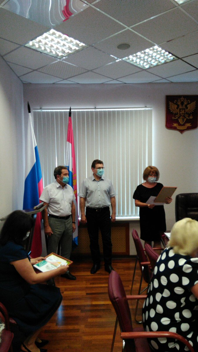 samocmp's tweet photo. Глава го Сызрань Н.Лядин и гл.врач СОЦМП А.Муравец подвели итоги очередного этапа акции ЖивиЛегче, направленной на снижение смертности и формирование ЗОЖ в рамках направления Укрепление общественного здоровья Нацпроекта Демография. 13 команд Сызрани показали блестящие результаты! https://t.co/5192YbTs0J