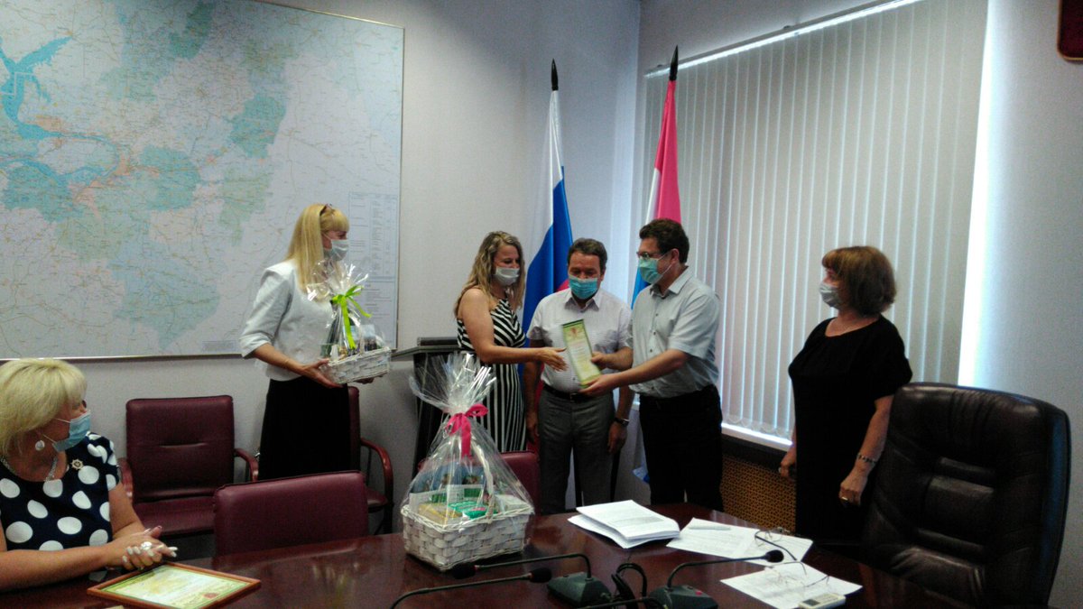 samocmp's tweet photo. Глава го Сызрань Н.Лядин и гл.врач СОЦМП А.Муравец подвели итоги очередного этапа акции ЖивиЛегче, направленной на снижение смертности и формирование ЗОЖ в рамках направления Укрепление общественного здоровья Нацпроекта Демография. 13 команд Сызрани показали блестящие результаты! https://t.co/5192YbTs0J