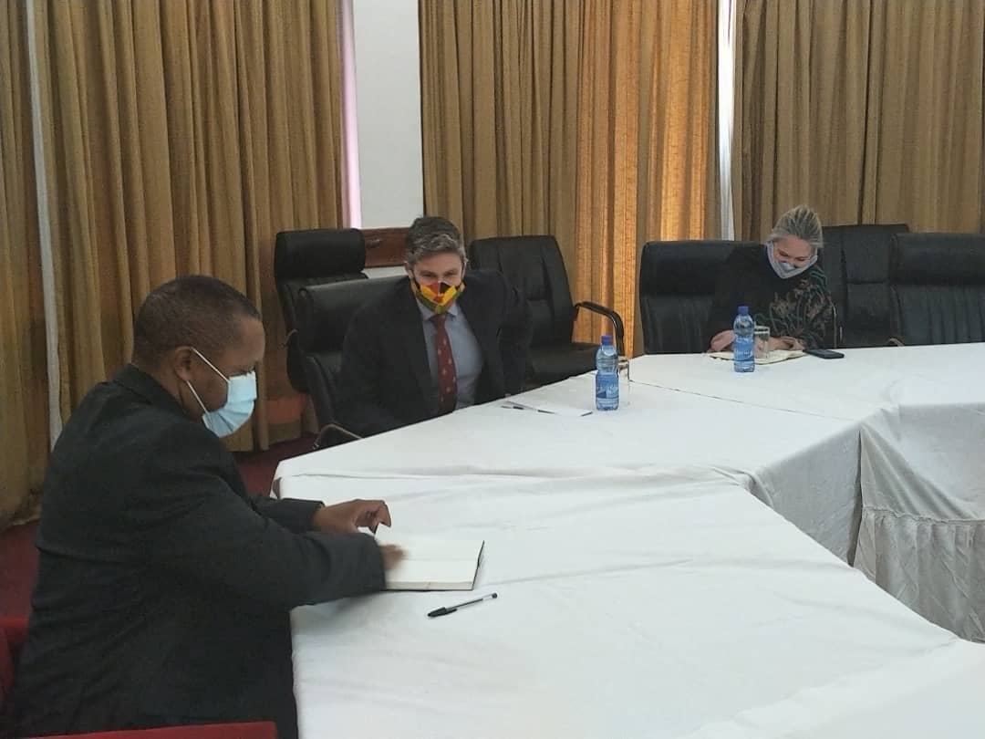 UKinMalawi's tweet photo. Charge d’Affaires @daveghbeer called on the Vice President of the Republic of #Malawi @SKChilima to warmly congratulate him on his re-election. They discussed how to drive progress on @MalawiGovt’s reform agenda, including anti-corruption, public sector reform &amp; economic growth https://t.co/9J8Lv9fG3v