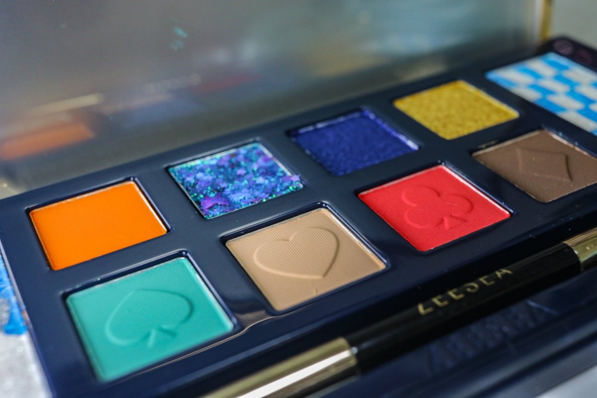 柚羽 A Twitter 再送をお願いしていたzeesea Cosmeticzeesea さんのアリスのアイシャドウパレットが届きました 今回は 割れていなくて一安心です トランプ模様の型押し 星とリボンのホロが可愛い 左の青とシルバーラメも使いやすそうです T Co