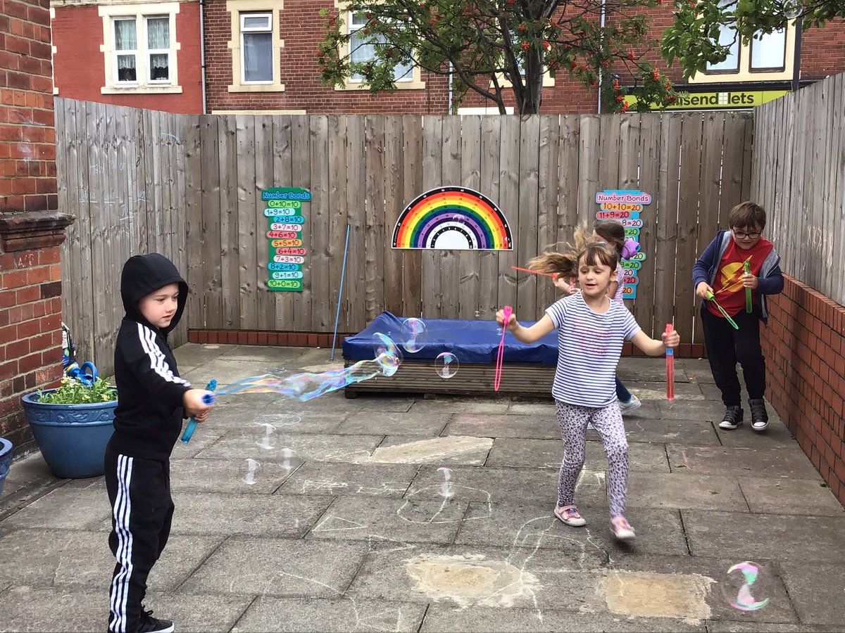 rdpskingdoms's tweet photo. Bubbles! #rdpsbuttercups are having fun! https://t.co/rKMgvKbk5f