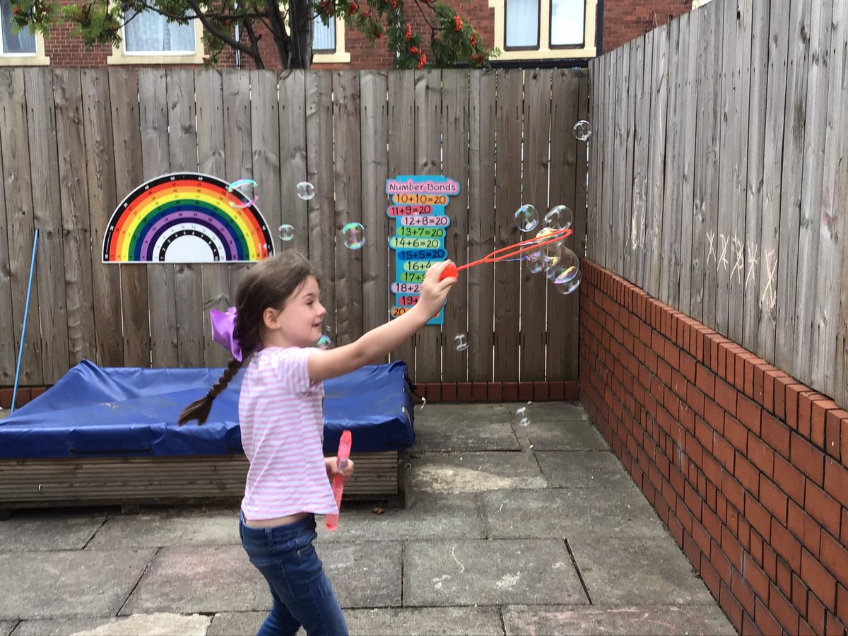 rdpskingdoms's tweet photo. Bubbles! #rdpsbuttercups are having fun! https://t.co/rKMgvKbk5f