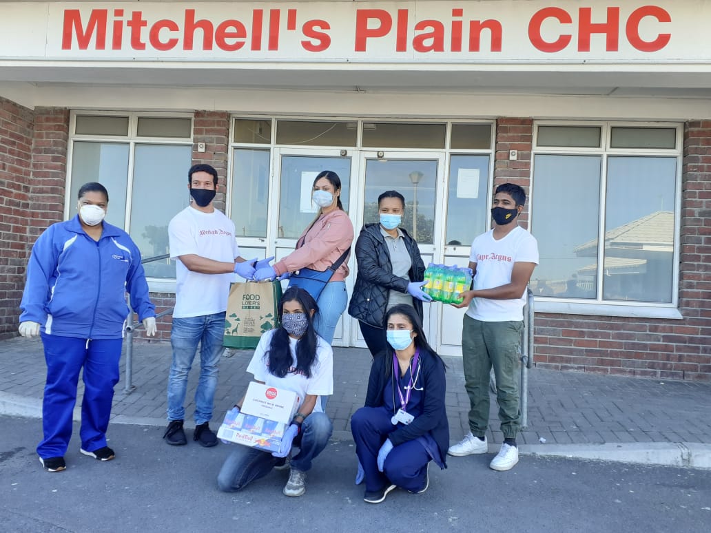 IndyMediaSA's tweet photo. @CapeArgus and @WeekendArgus donates 250 goody bags to honor healthcare workers at Mitchells Plain Community Health Centre this #MandelaDay.
#CapeArgus
#WeekendArgus
#MandelaDay2020
#Mandela67Minutes
#67WaysToHelp
#HealthCareWorkers
#Indycares
#MitchellsPlainCommunityCentre https://t.co/P4ExQAfaVz