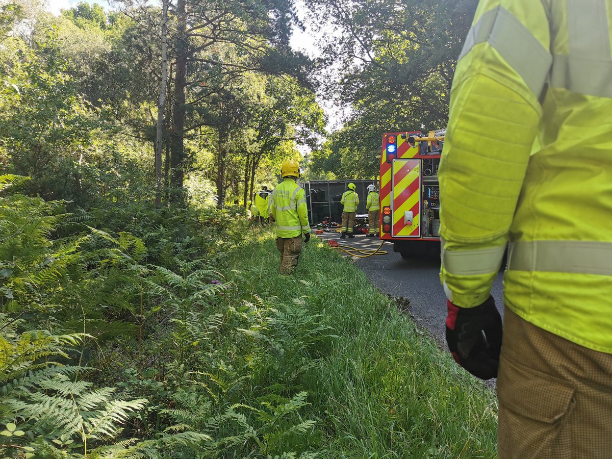 Tadley12's tweet photo. #Belllsdown 09:18 - Mobilised alongside @RBFRSofficial @NewburyFS and @DeeRoadFS to an RTC trapped, Upper Bucklebury. 1x Flatbed/cage van, 1x delivery van and 1x car. 1x person trapped. Released by FRS and into care of @SCAS999 #OneTeam https://t.co/qBZCZQn2xX